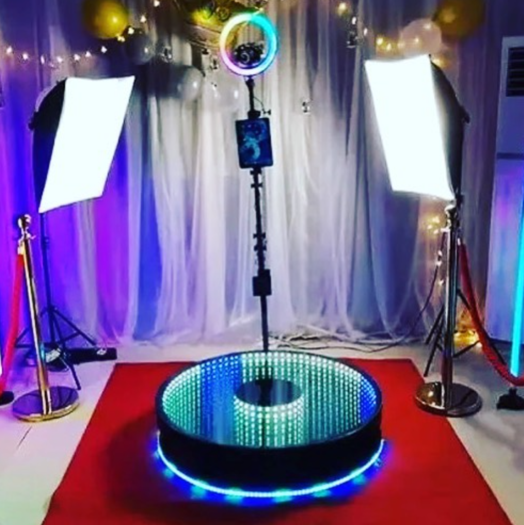 360 Photo Video Booth Pic2 1021x1024